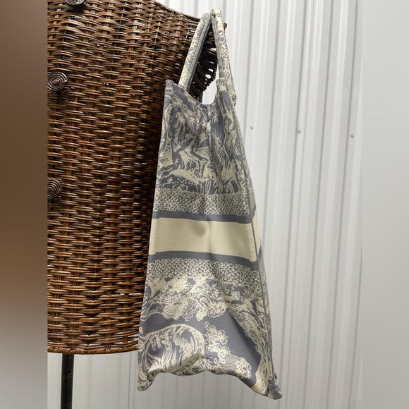 CHRISTIAN DIOR Canvas Embroidered Large Dioriviera Toile De Jouy Blue Book Tote - Picture 4 of 16